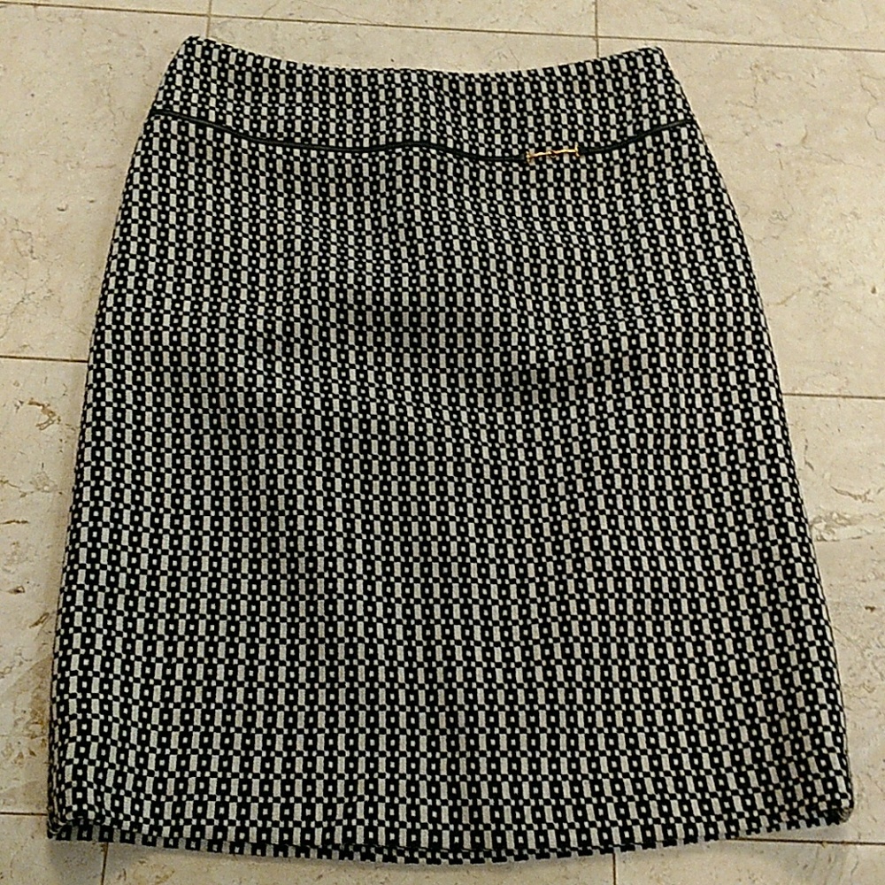 Like New! 100% wool Banana Republic skirt, size 6